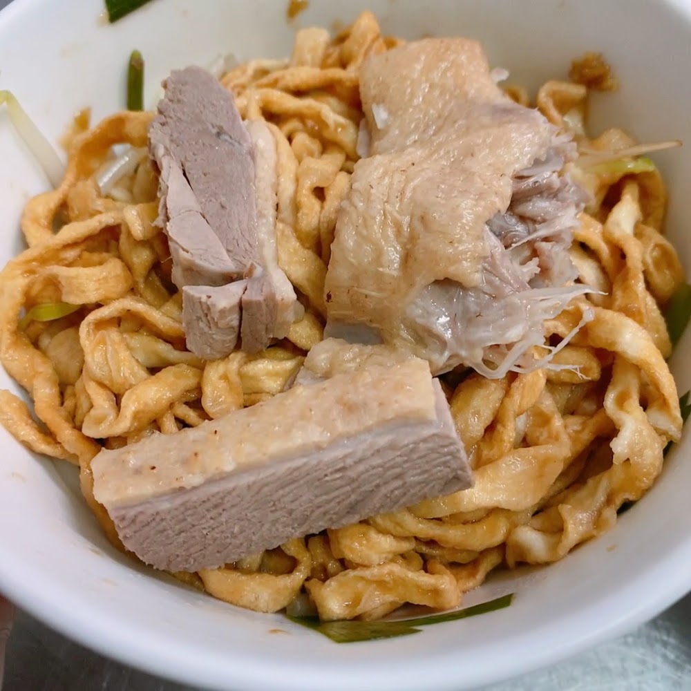 乾拌意麵搭配切肉塊,鹽埕鴨肉意麵的代表餐點。