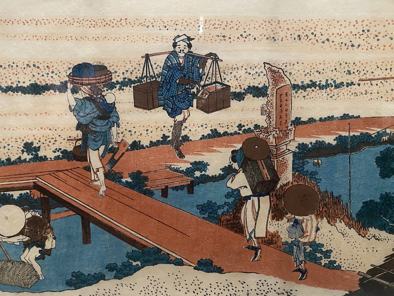 展出浮世繪作品，描繪橋上行人與村落景色