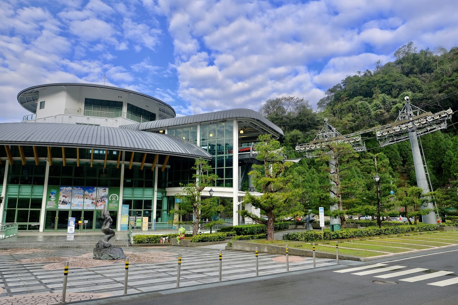 日月潭纜車站建築與塔柱廣場
