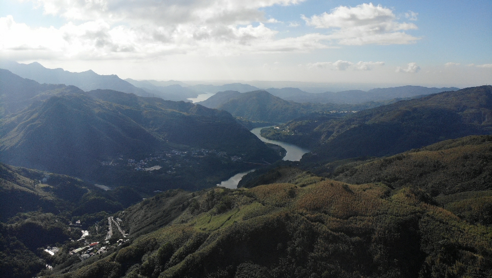 山谷與河流景觀全景