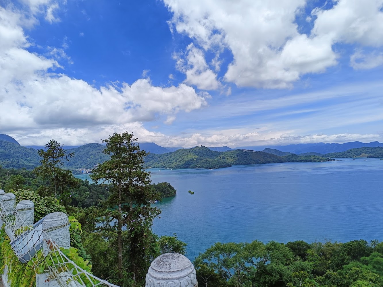 從文武廟周邊望向日月潭湖景與山巒