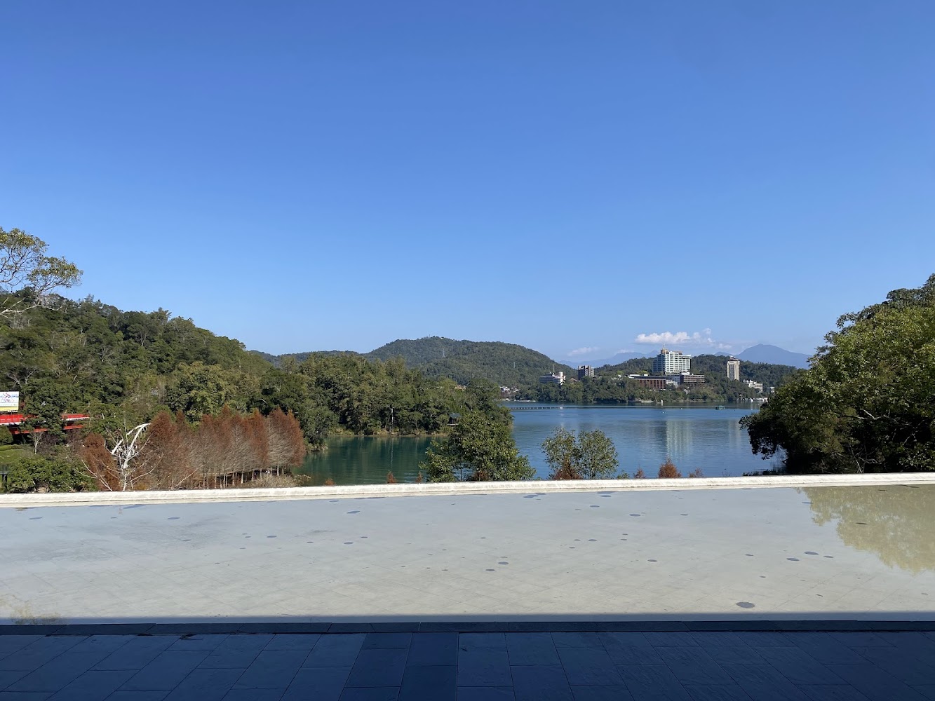 日月潭平靜湖面與青山建築