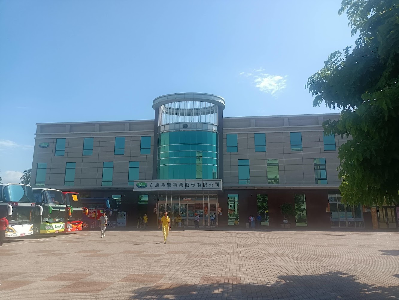立康生醫大樓外觀與前方停車空間。