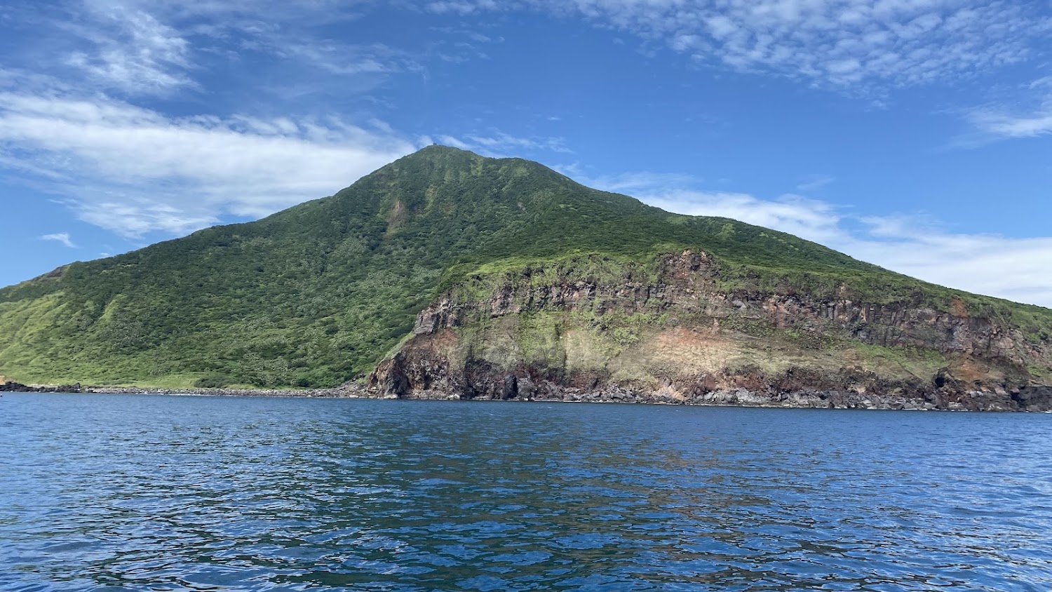 綠色火山島與湛藍海面