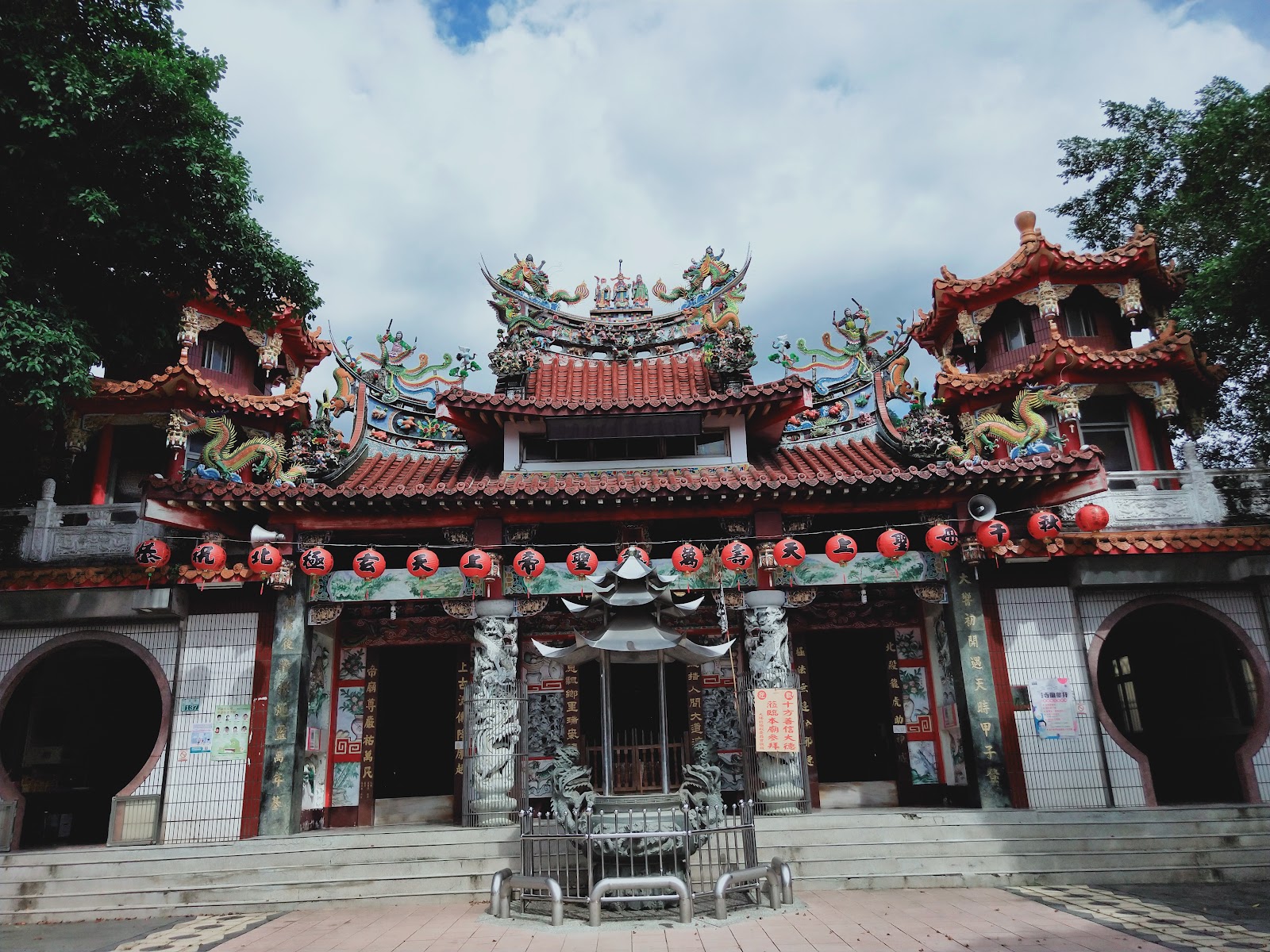 大埔老街北極殿廟宇正面,龍柱裝飾、紅燈籠,嘉義大埔景點