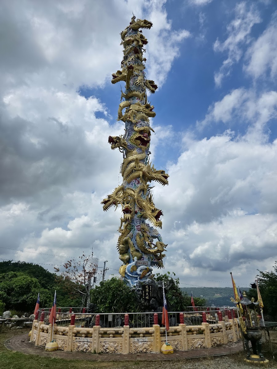 南投草屯慈德宮十九龍柱仰拍全景,金色龍身盤繞擎天,藍天白雲背景