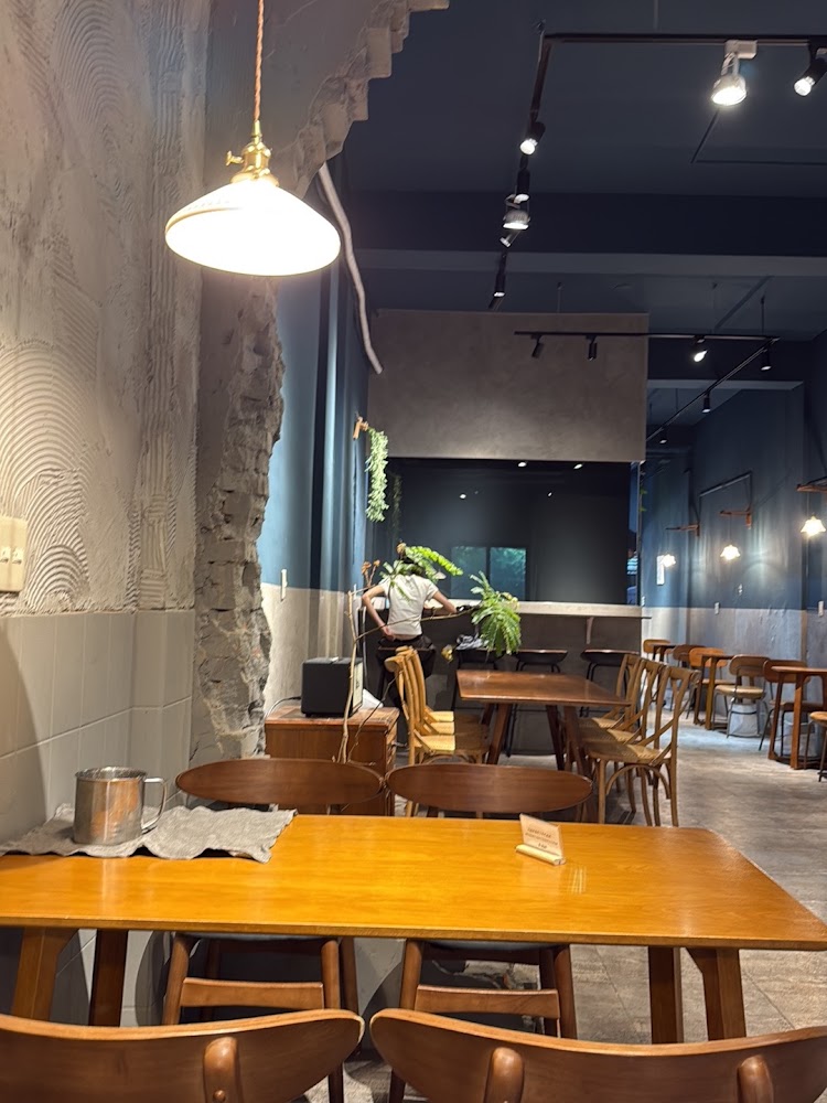 OZM店內空間以木質桌椅與暖色吊燈營造舒適氛圍