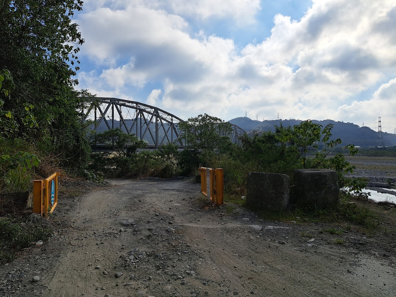 泥土路通往鐵橋周邊步道景觀