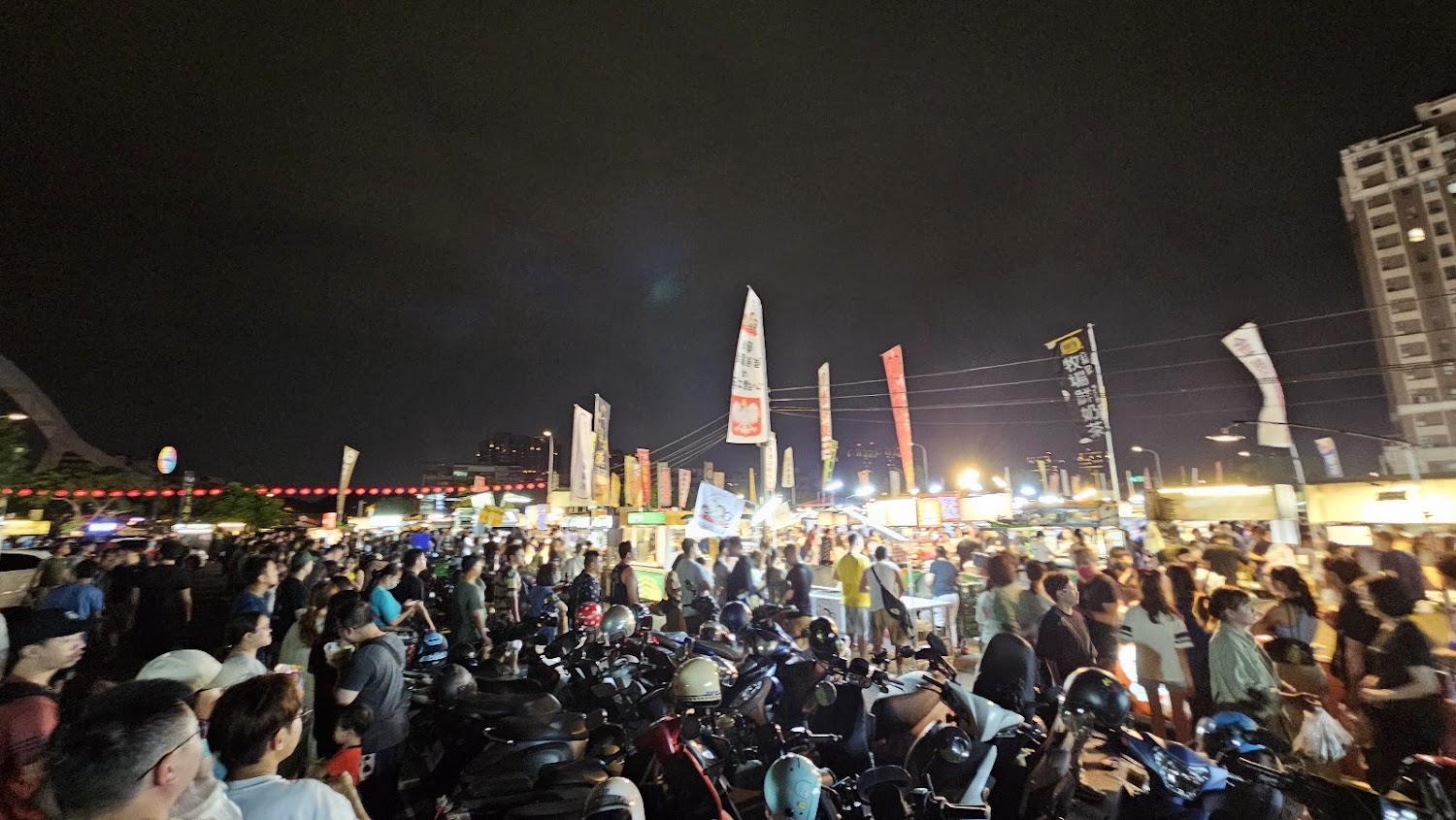 旱溪觀光夜市外圍夜晚人潮與機車停放畫面