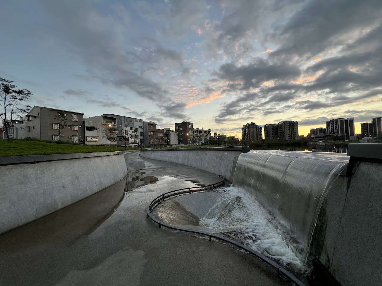 城市人工瀑布與河流景觀