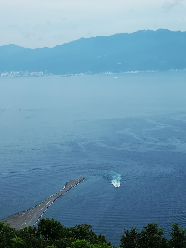 藍色大海與沙洲快艇遠方山城景觀