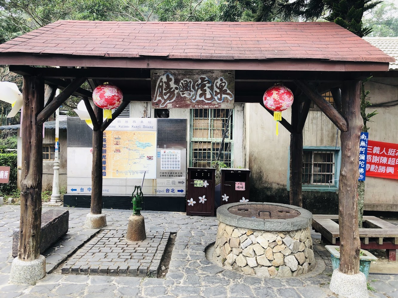 木製涼亭內古井與手動抽水泵
