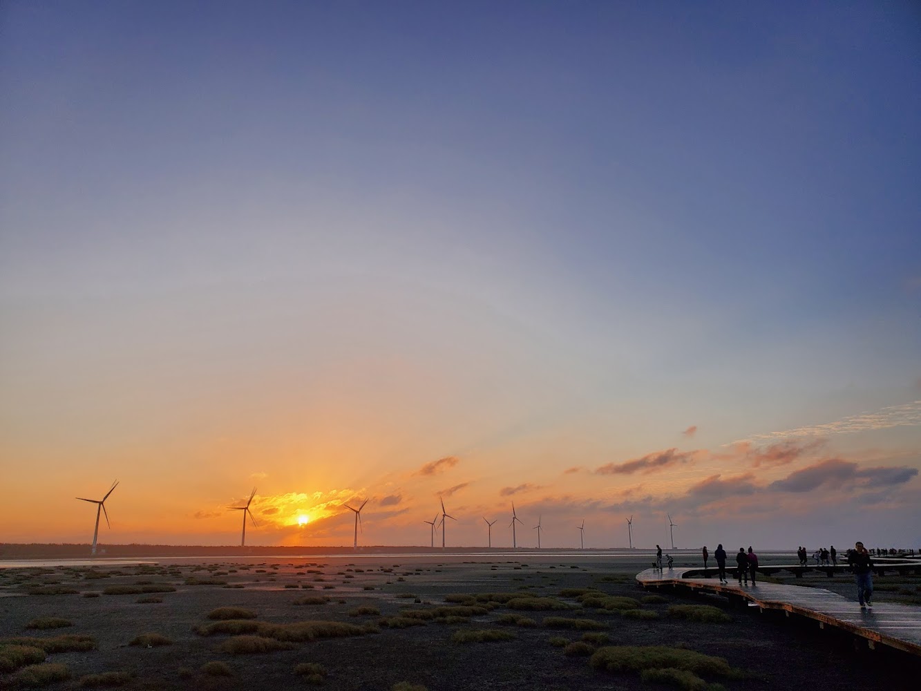 高美濕地夕陽步道與風車景色