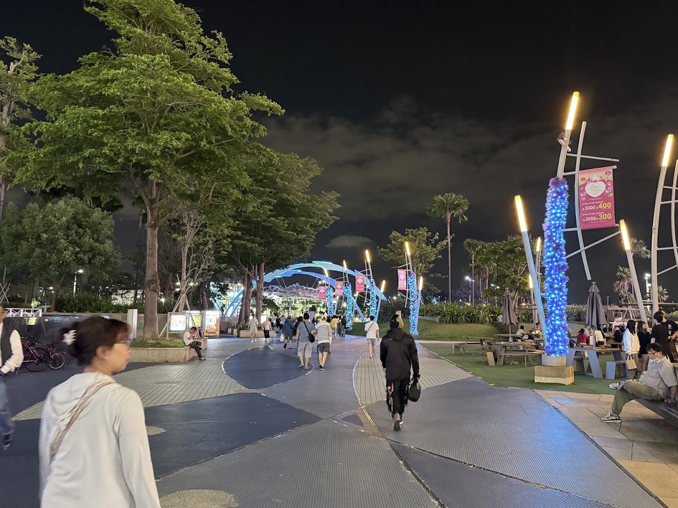 夜晚戶外步行街與民眾散步