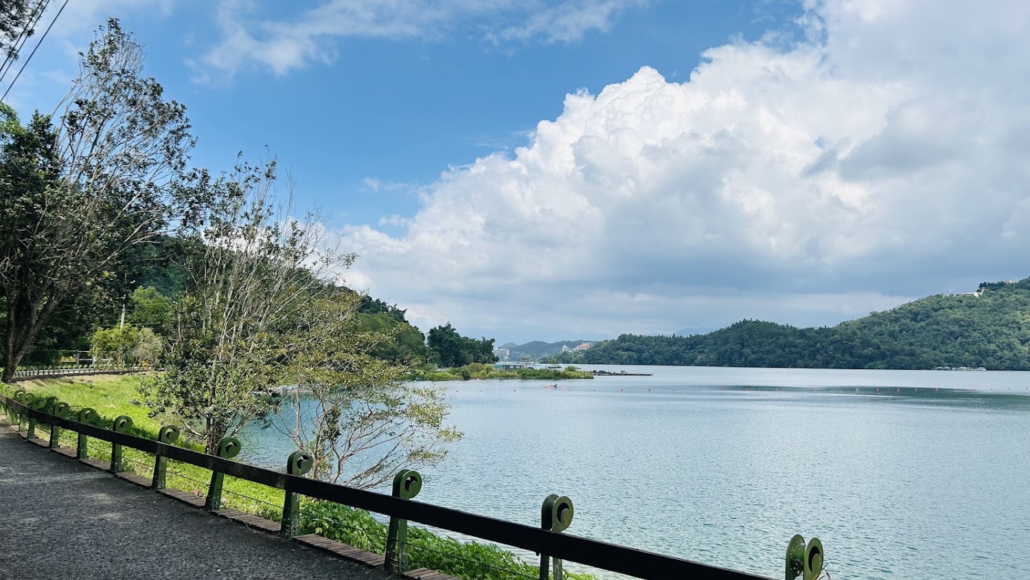 湖邊步道與遠方青山