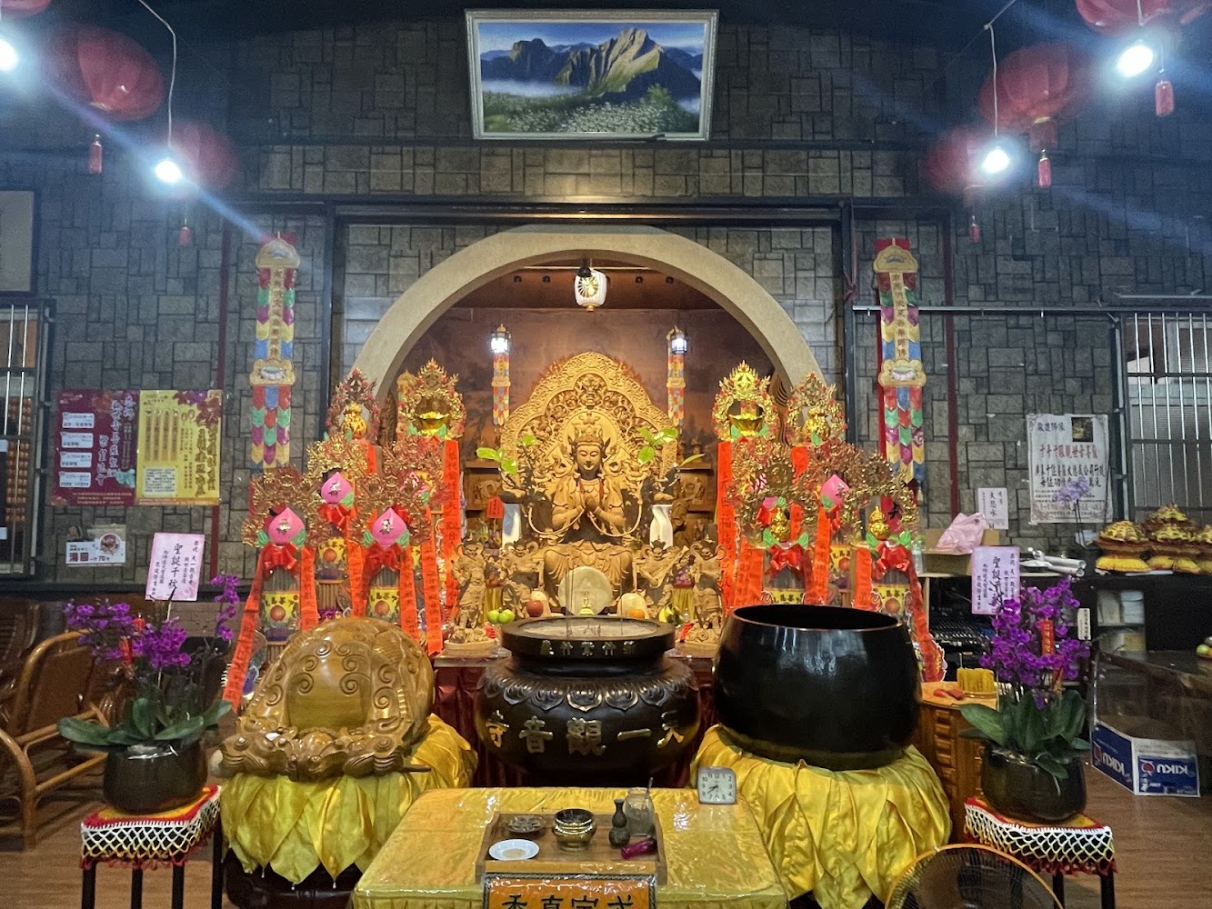 新竹紫竹巖天一觀音寺主殿與供桌