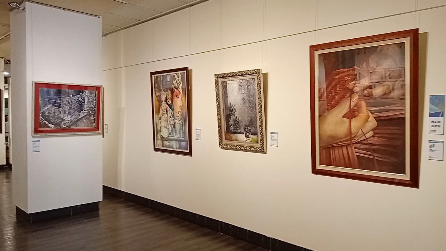 館內美術展空間，牆上掛有多幅作品
