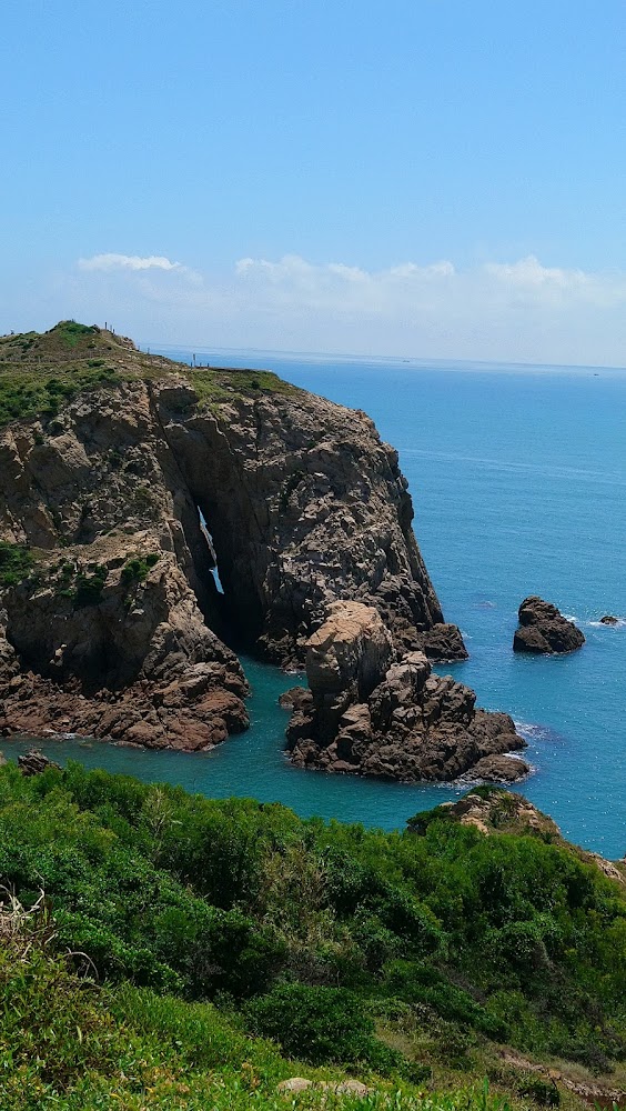 馬祖臨海岩石峭壁與天然岩洞
