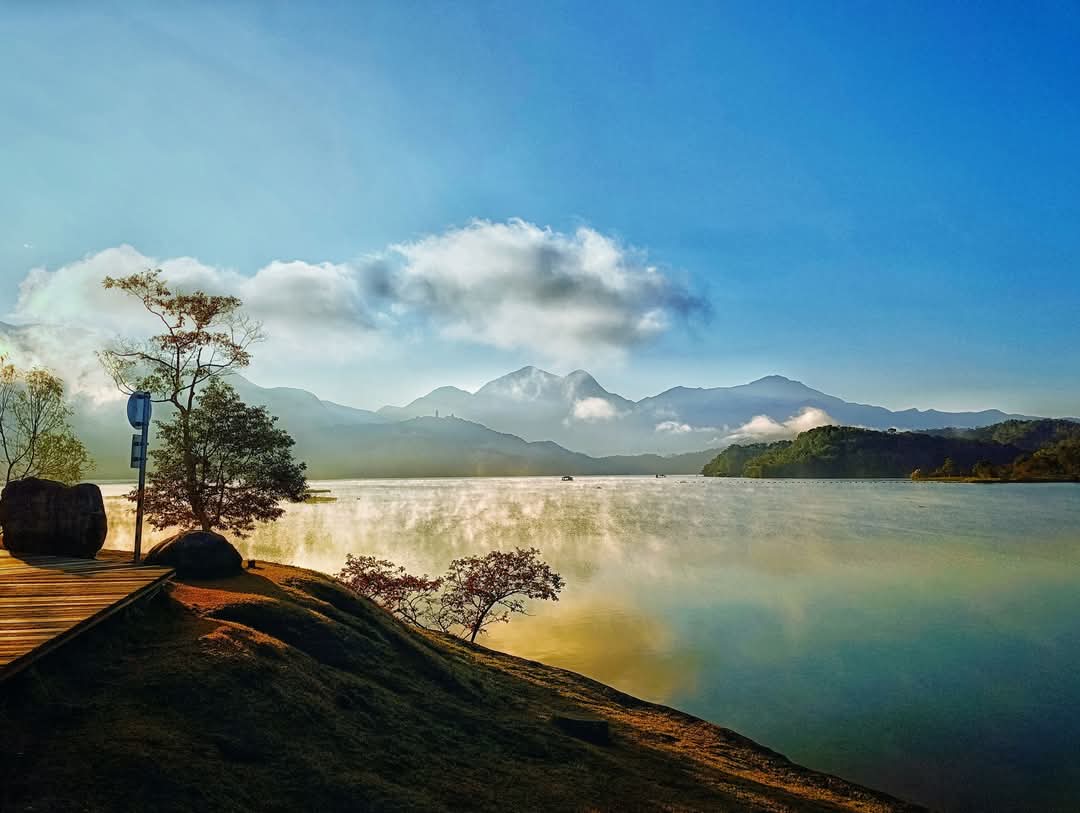 日月潭湖景倒映天空與木棧道