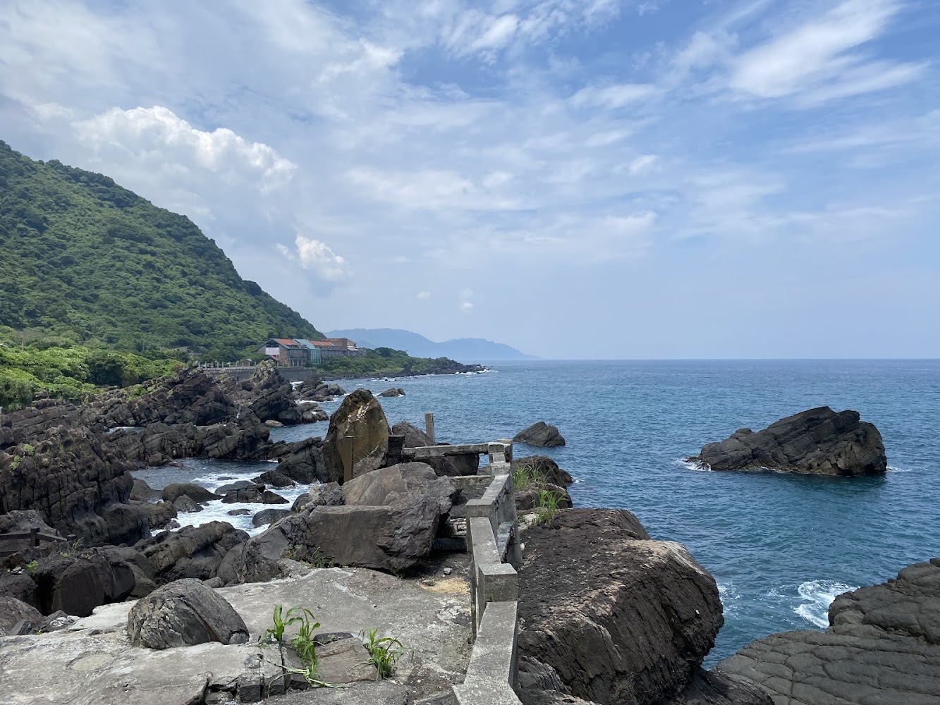 北關海潮公園藍天海景與岩石