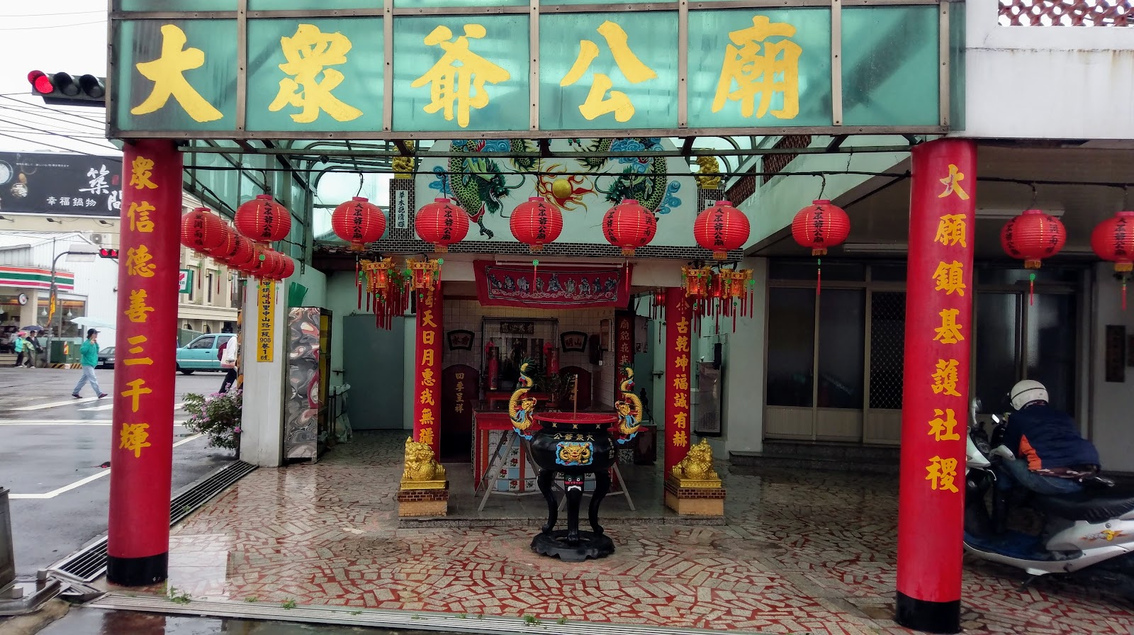 大眾爺公廟正面，紅柱燈籠裝飾，廟埕靜謐，大甲在地廟宇