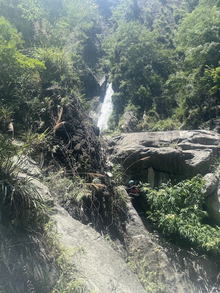 龍谷瀑布山區冒險氛圍