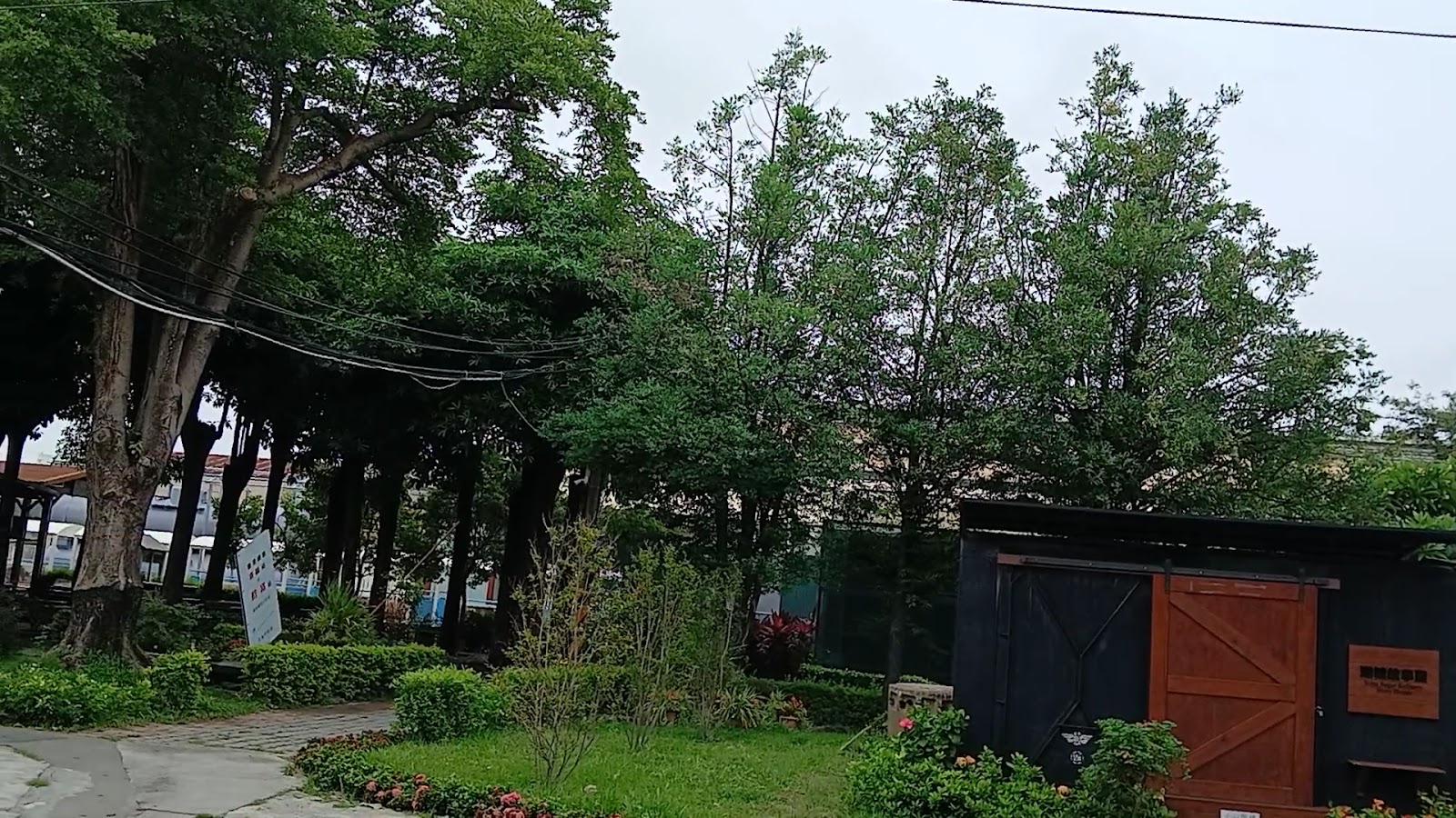 溪湖糖廠園區綠蔭步道,旁邊有木造展示小屋