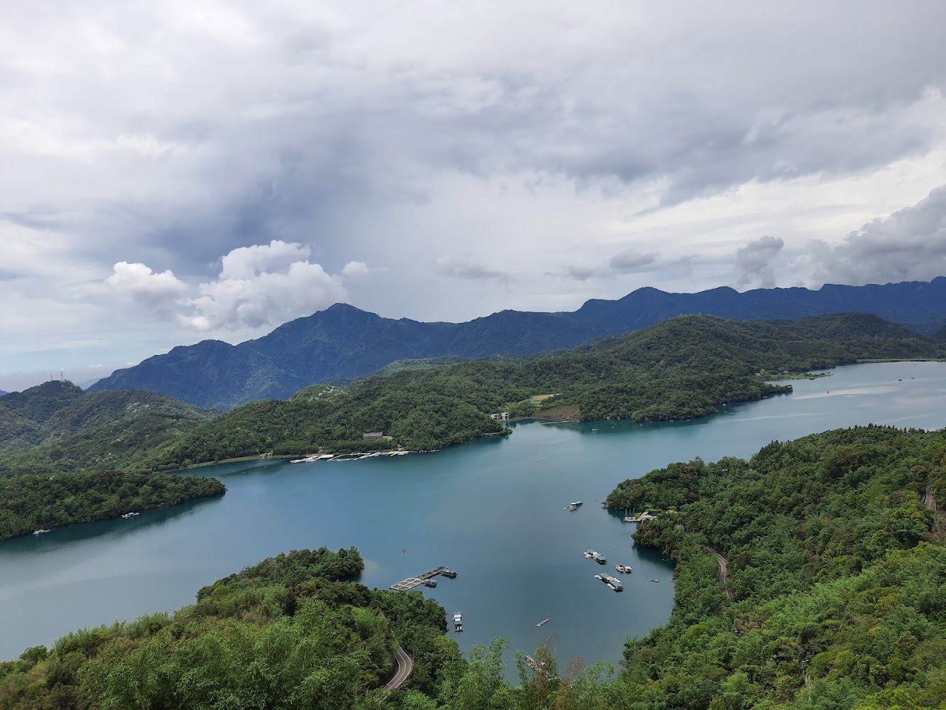 從慈恩塔周邊眺望湖泊與船隻