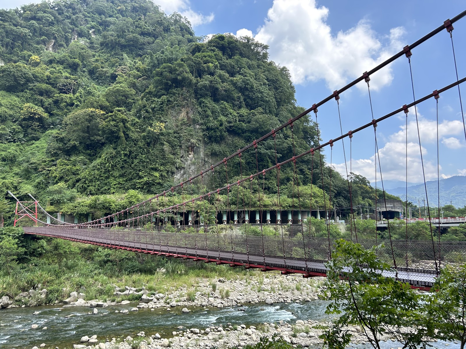 出磺坑吊橋橫跨清澈溪流,苗栗公館必遊景點