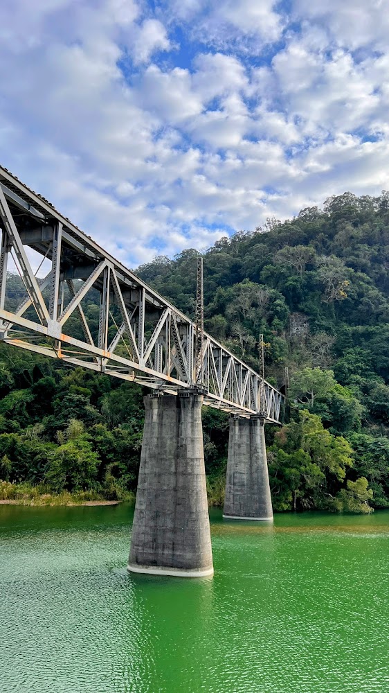 臺鐵舊山線內社川橋橫跨碧綠河流與山林