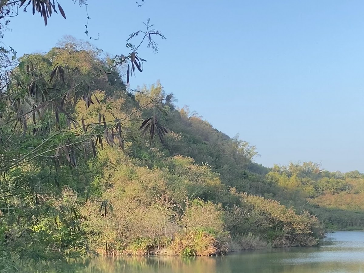牛埔夢幻湖靜謐水面倒映著周圍青山綠樹,藍天白雲