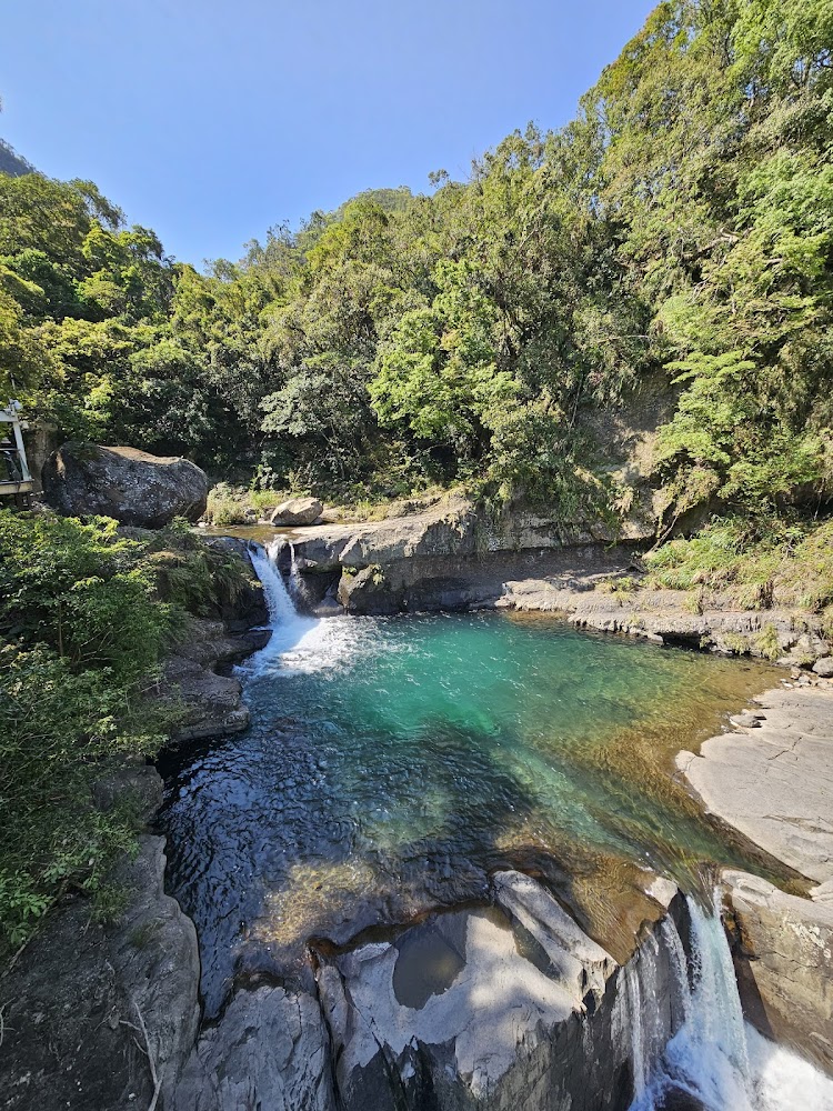 清澈見底的溪谷池潭與小瀑布