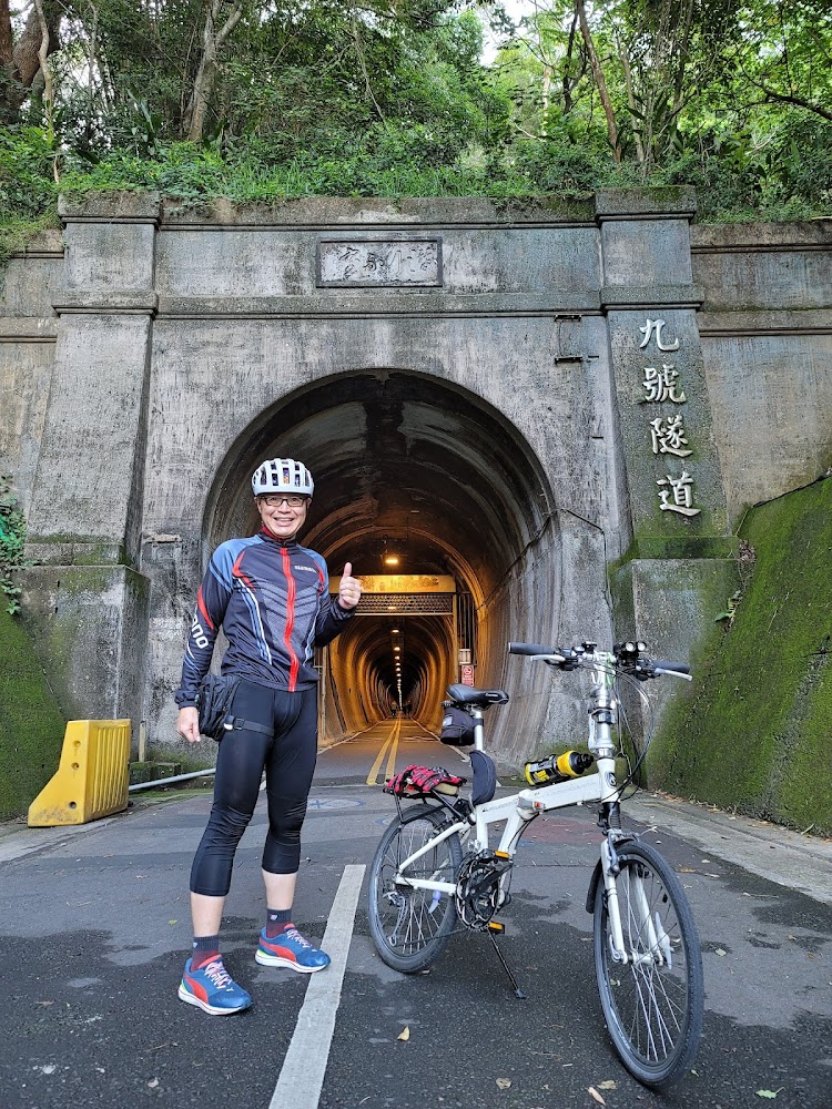 騎士與自行車在九號隧道入口拍照