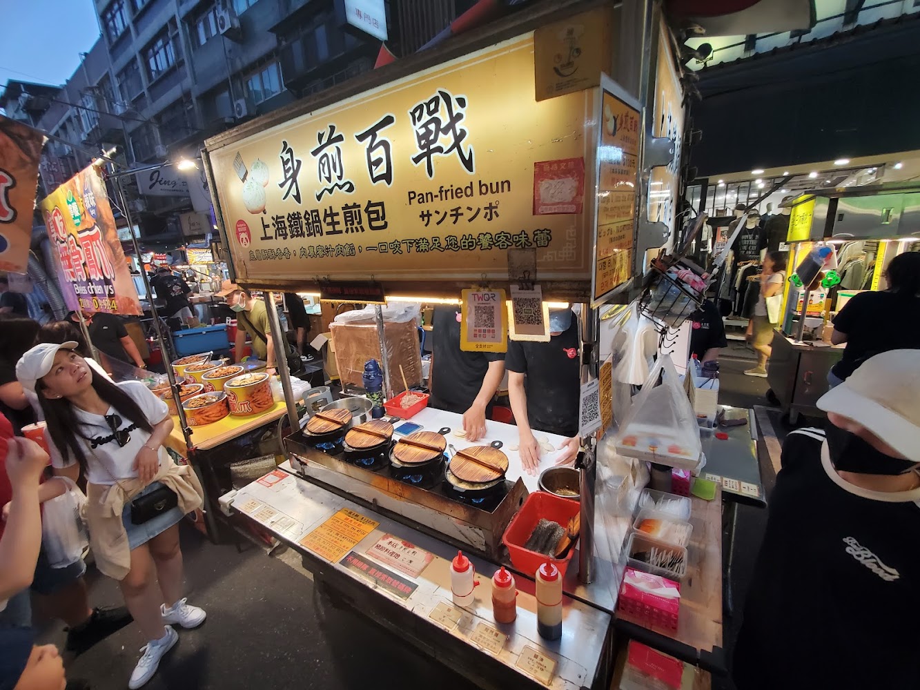 饒河街夜市生煎包排隊攤位