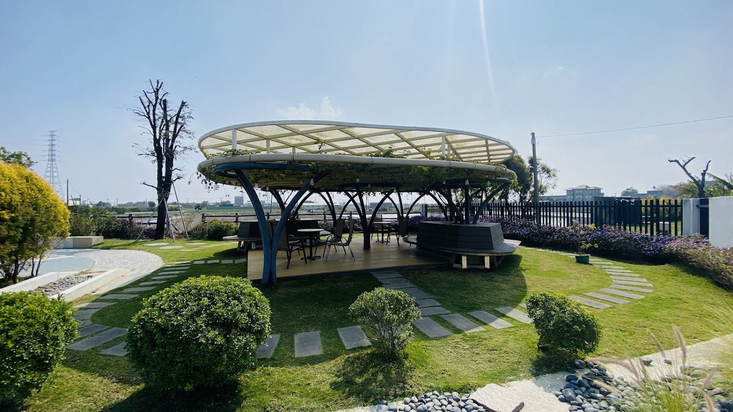 土庫驛可可莊園戶外涼亭與草坪步道