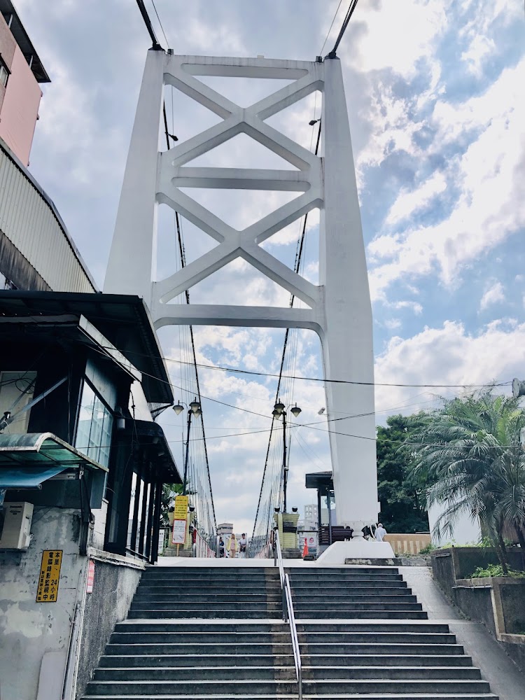 碧潭吊橋入口白色橋塔景觀