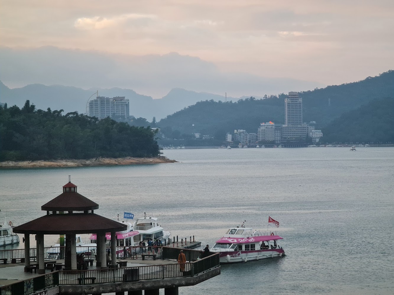 日月潭碼頭與湖邊建築景觀