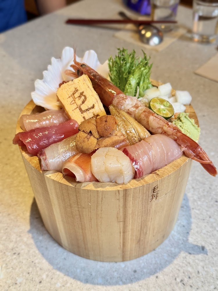 豪華海鮮丼有海膽干貝蝦子與玉子燒