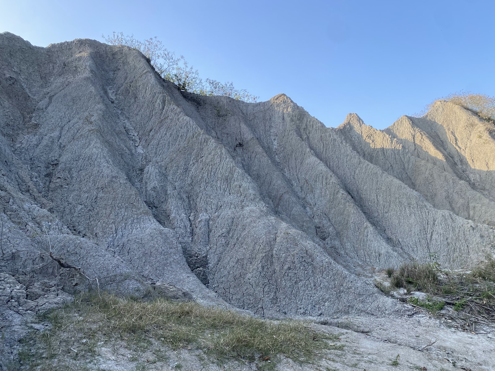 龍崎牛埔惡地泥岩坡面近拍,灰白侵蝕溝紋理清晰可見