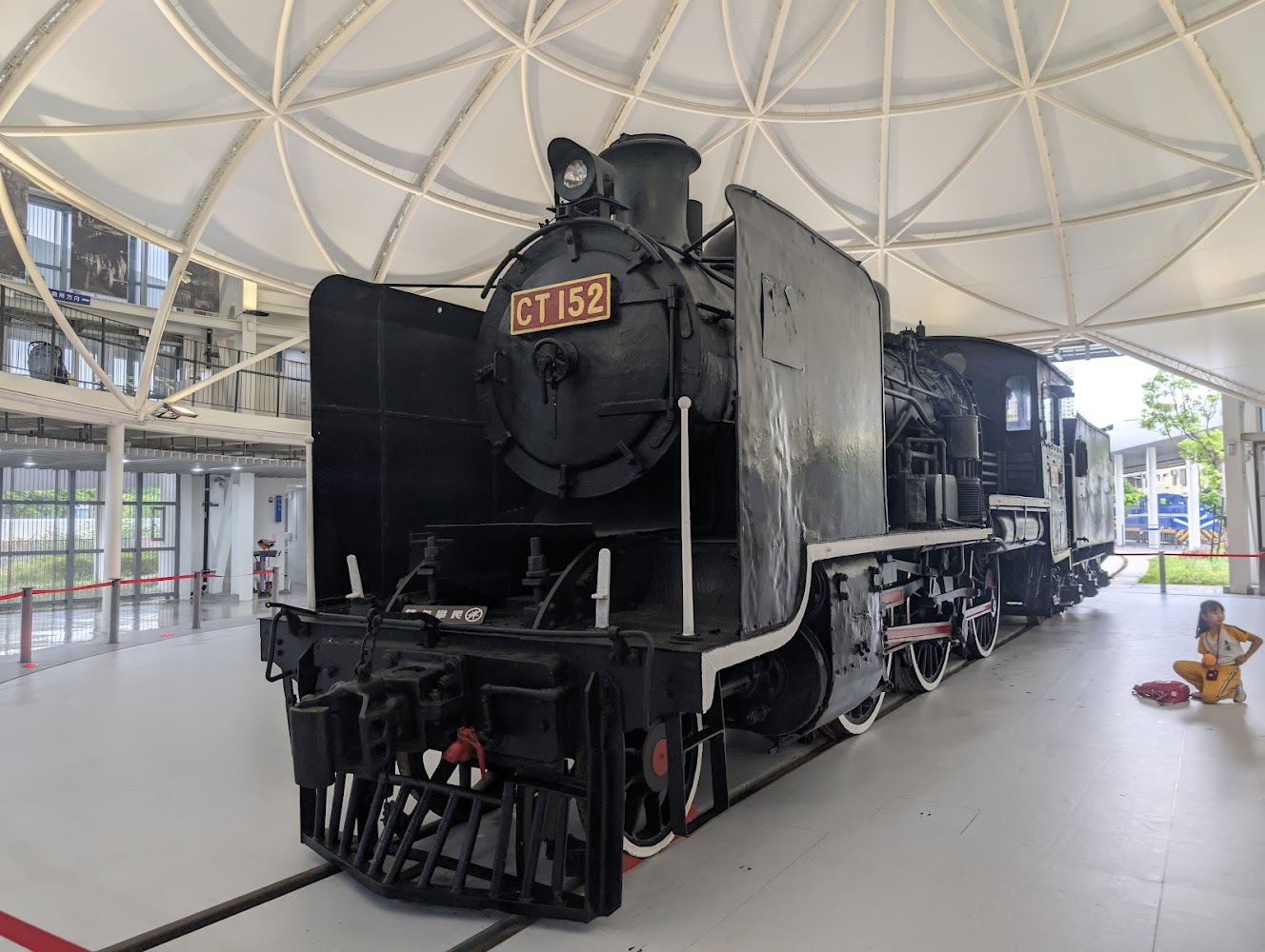 黑色蒸汽火車頭CT152於室內展示館