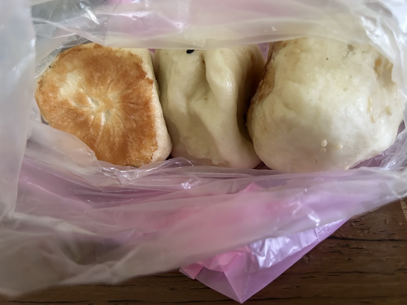塑膠袋裡三個金黃蓬鬆水煎包