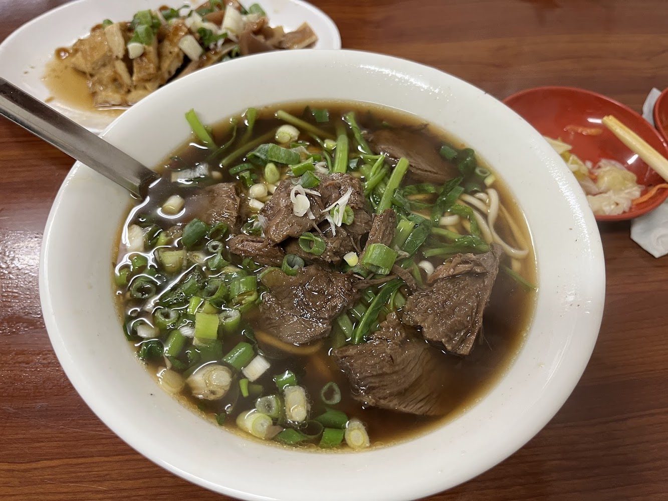 通霄老李紅燒牛肉麵，牛肉麵與小菜一同上桌