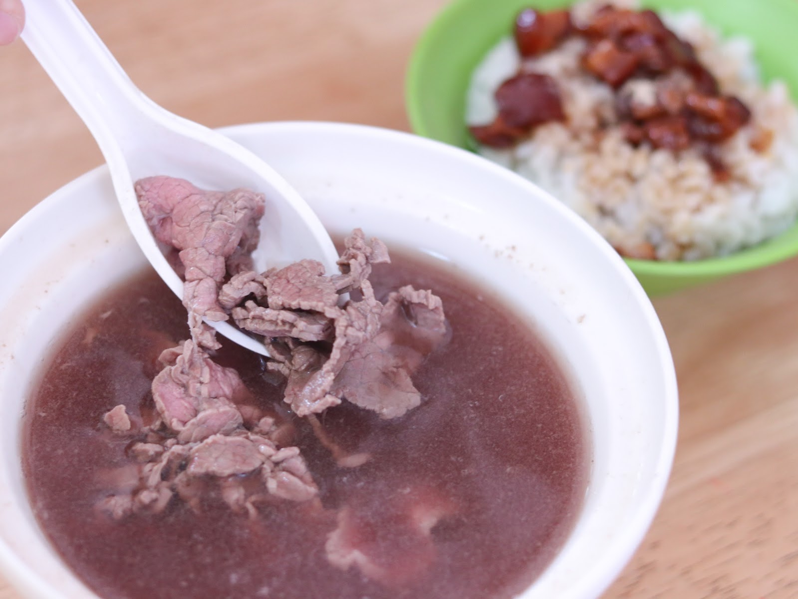 西羅殿牛肉湯 台南北區 溫體牛 粉紅色牛肉片 清湯