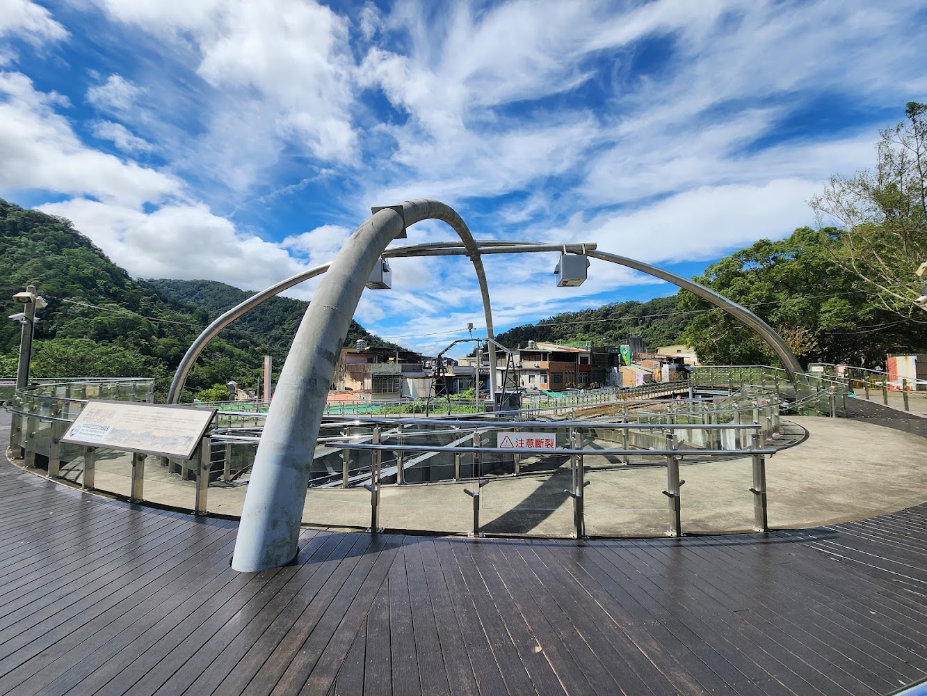 內灣觀景平台與山景藍天