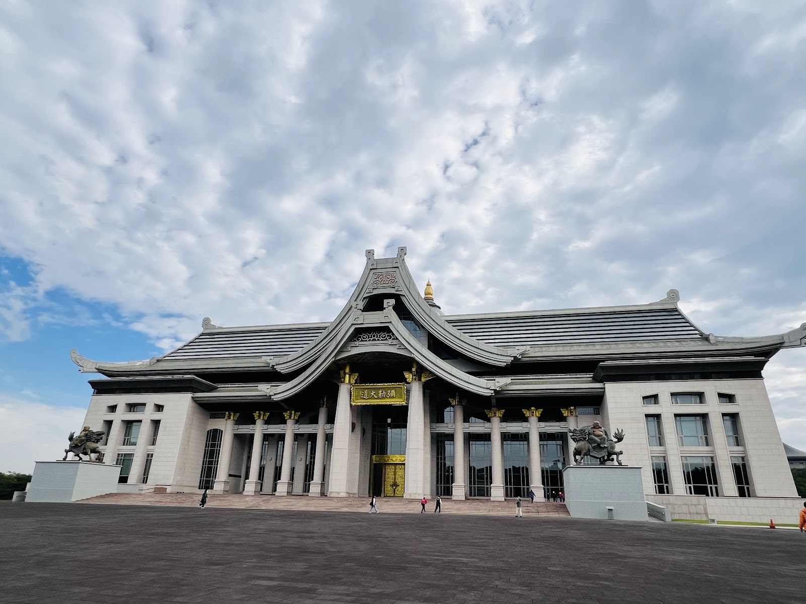 彌勒大道天恩彌勒佛院彌勒殿正面,飛簷建築宏偉