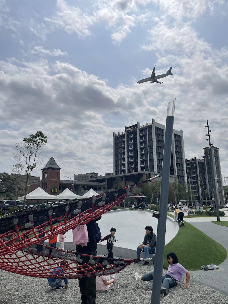 遊樂場小朋友玩耍與飛機經過天空