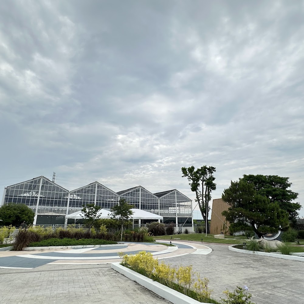 土庫驛可可莊園大型玻璃溫室與前方花園