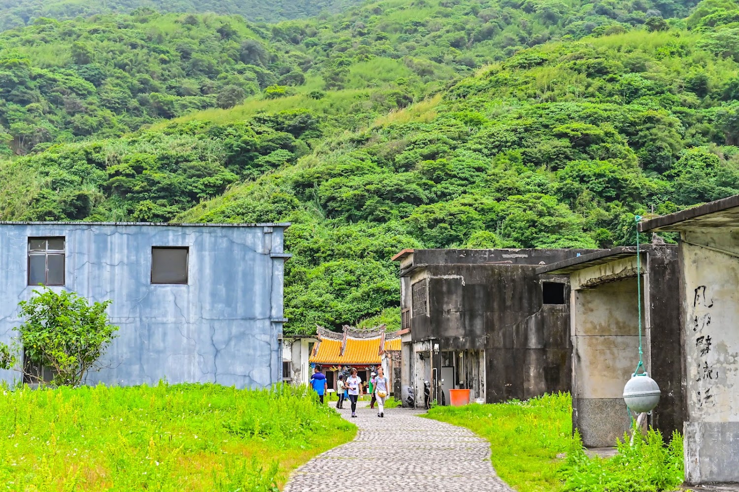 龜山島老舊建築與石板路