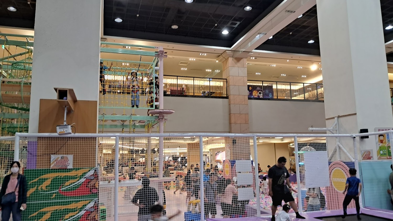 場館寬敞明亮家長與孩子一同遊玩