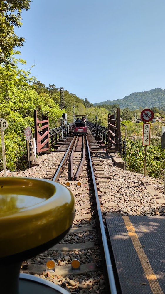 敞篷鐵道車行駛在橋梁上